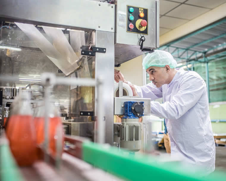 Mann arbeitet in der Getränkeherstellung