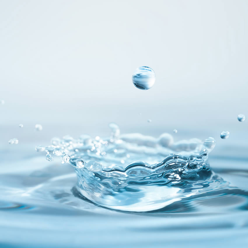 Mineralwasser ohne Kohlensäure tropfen