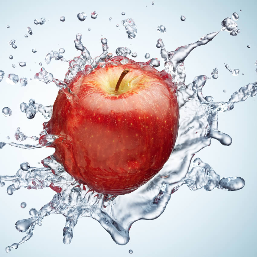 Apfel trifft auf Wasser