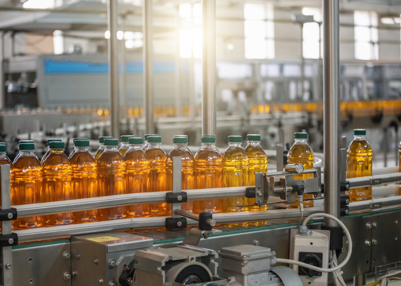 Mehrere Apfelsaftflaschen in Getränkeproduktion