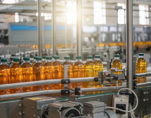 Mehrere Apfelsaftflaschen in Getränkeproduktion