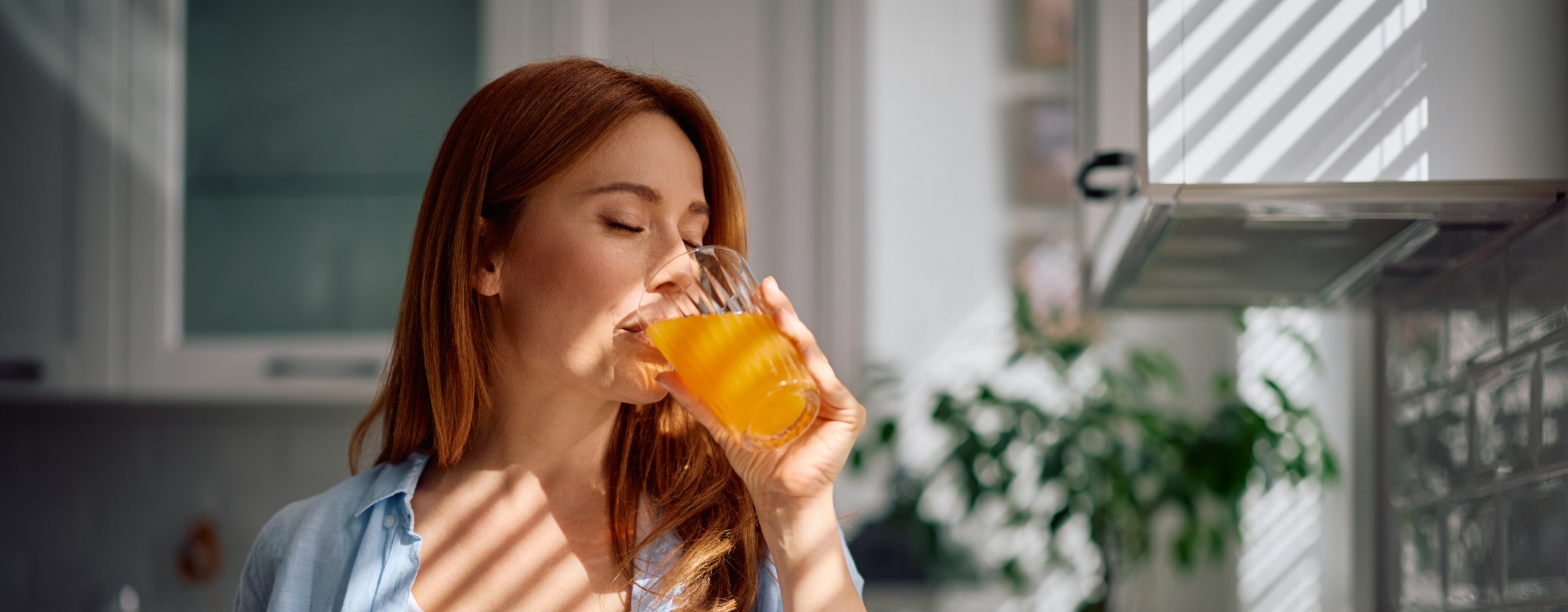junge Frau trinkt ein Glas Saft