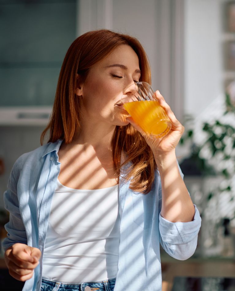 junge Frau trinkt ein Glas Saft