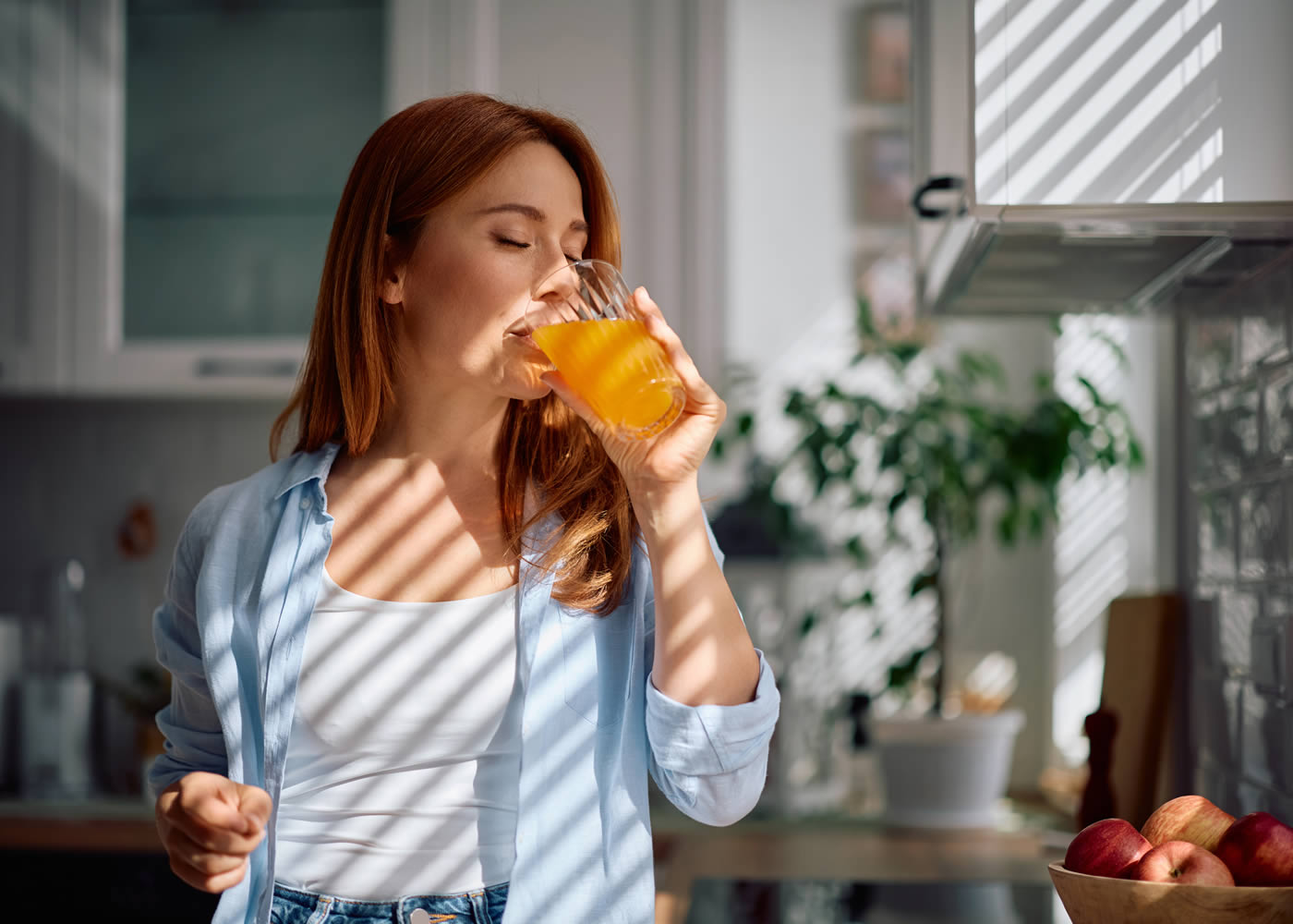 Frau trinkt Saft aus einem Glas